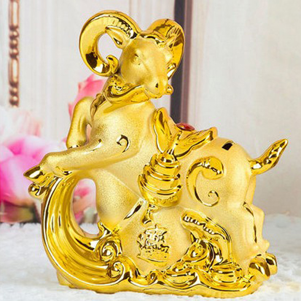 5Cgo 42933597204  招財羊擺件三陽開泰羊年吉祥物禮品生肖羊陶瓷存錢罐臥室書房辦公室招財納財風水擺設鍍金擺件鎮宅大號 CHX93100