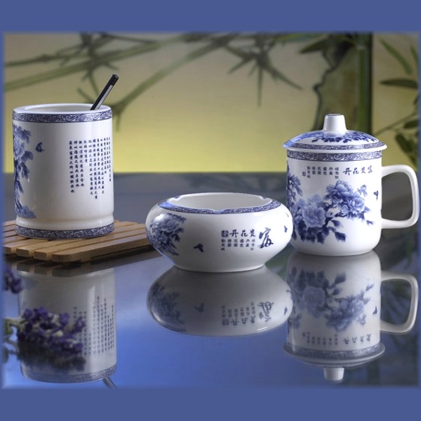 5Cgo  12598275233 青花瓷 真瓷 陶瓷杯 + 煙灰缸 + 筆筒 三件禮盒組 年節贈禮 AGL01100